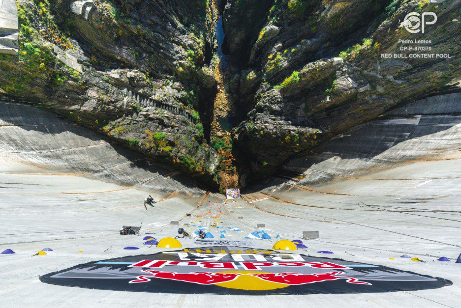 Torna la Red Bull Dual Ascent sulla diga di Verzasca Pareti